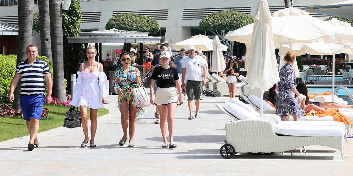Antalya'ya gelen turistler, hizmet aldıkları otelde memnuniyet derecesine göre personele bahşiş bırakıyor. Avrupalılar arasında en çok bahşişi Almanlar veriyor, Japonlar ayıpladığı için bahşiş vermiyor. Turistler arasında tedavülde olmayan para verenler de çıkıyor.