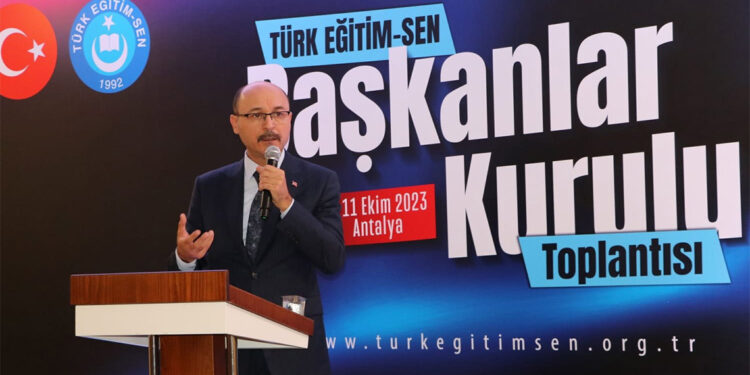 Öğretmenlere bir maaş ikramiye verilmesini istiyoruz