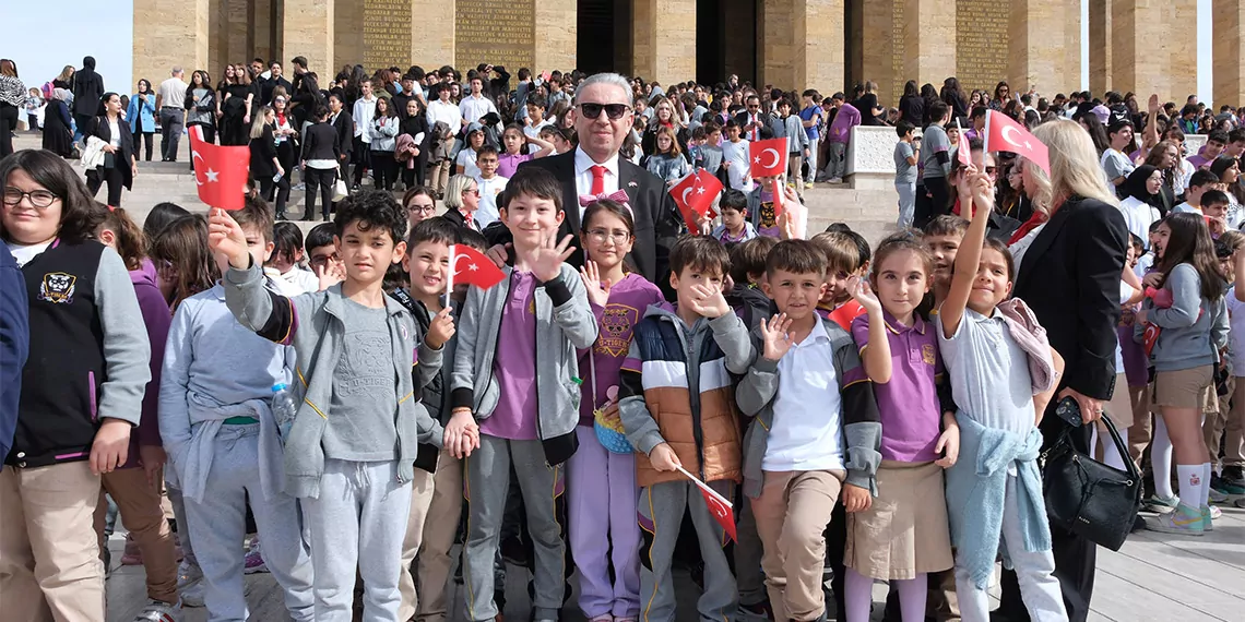 Uğur okulları cumhuriyetin 100'üncü yılı nedeniyle anıtkabir’i ziyaret etti