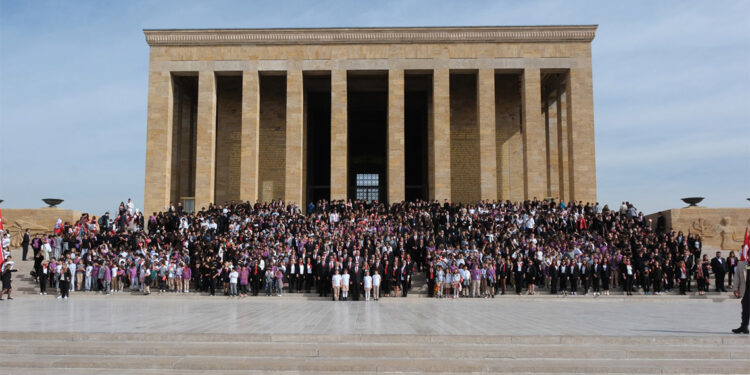 Uğur Okulları Cumhuriyetin 100'üncü yılı nedeniyle Anıtkabir’i ziyaret etti