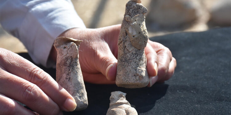 Ulucak Höyüğü'nde 7 bin 700 yıllık üç insan figürü bulundu