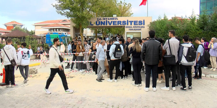 Üniversitedeki servis krizine öğrenciler tepki gösterdi