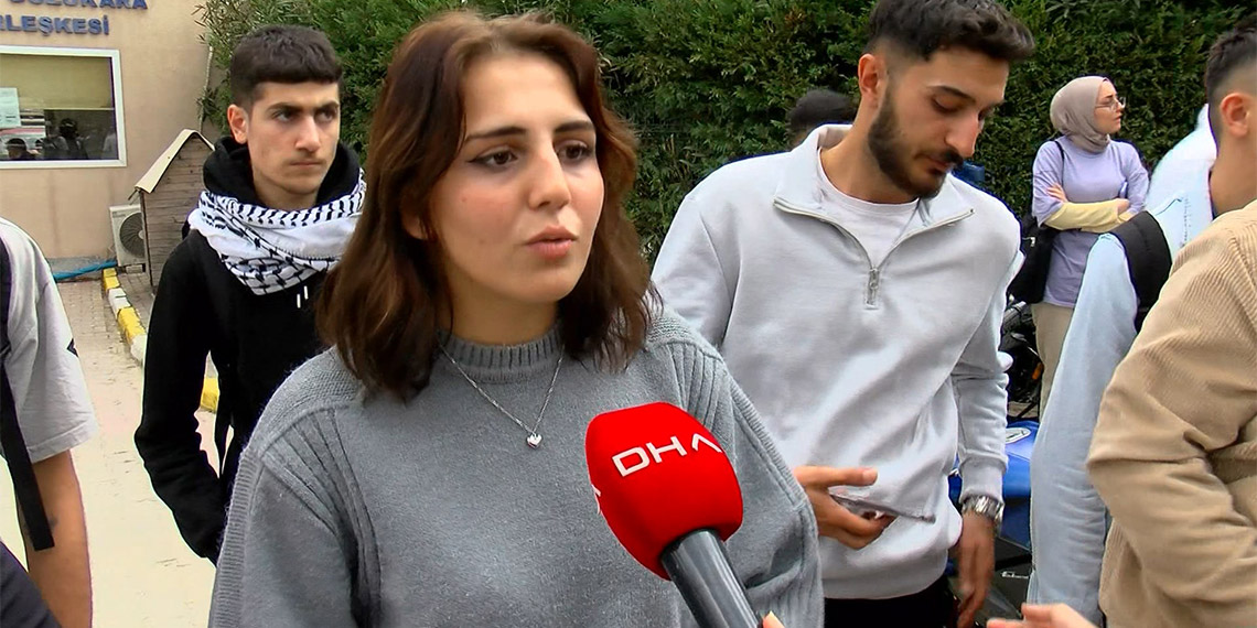 İstanbul'da Pazartesi günü öğrenciler ücretli servisle karşı karşıya kalınca durumu protesto etmek için kampüste toplandı, üniversitedeki servis krizine öğrenciler tepki gösterdi.