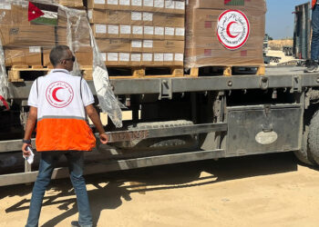 Binlerce kişi UNRWA depolarına girdi