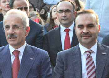 Uraloğlu ve Kacır 100 geminin boğazdan geçiş törenini izledi