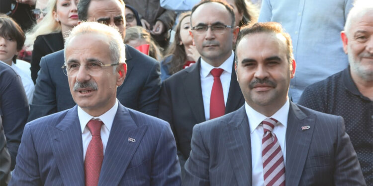 Uraloğlu ve Kacır 100 geminin boğazdan geçiş törenini izledi