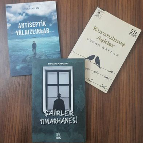 Bugünkü röportaj konuğum 2020 yılında Kurutulmuş Aşklar şiir kitabı, 2021 yılında Antiseptik Yalnızlıklar şiir kitabı ve 2022 yılında Şairler Tımarhanesi isimli ilk romanı yayımlanan şair/yazar Uygar Kaplan.