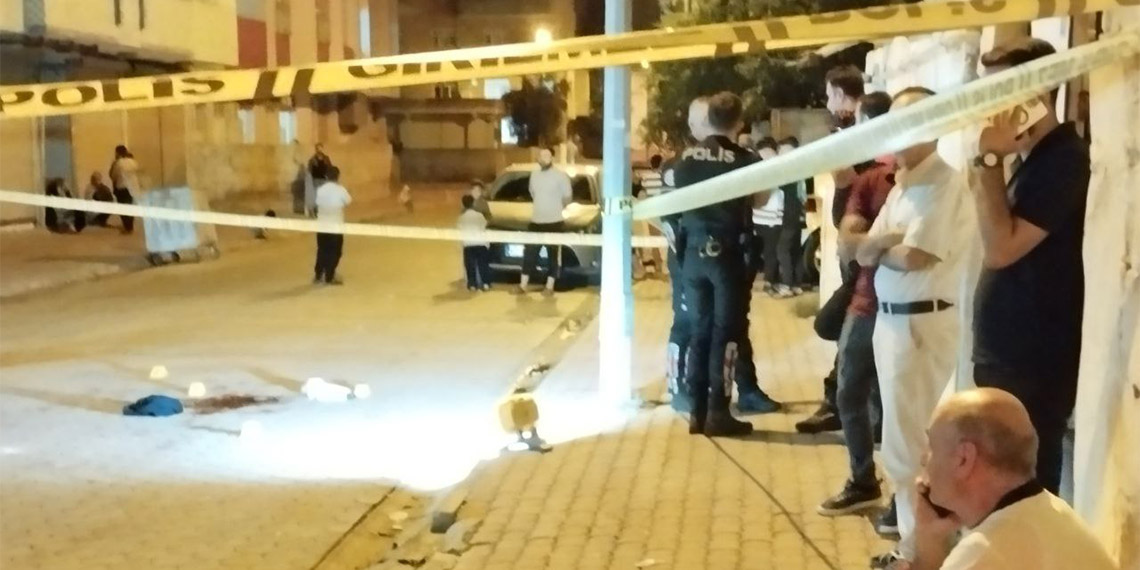 Uzaklaştırma kararı bulunan koca, iki çocuğunun gözü önünde eşini öldürüp, daha sonra aynı silahla kendisine ateş ederek, ağır yaralandı.