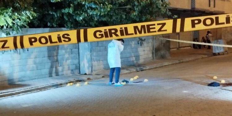 İki çocuğunun gözü önünde eşini öldürüp intihara kalkıştı
