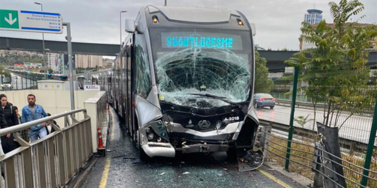 Uzuncaçayır'da metrobüs kazası