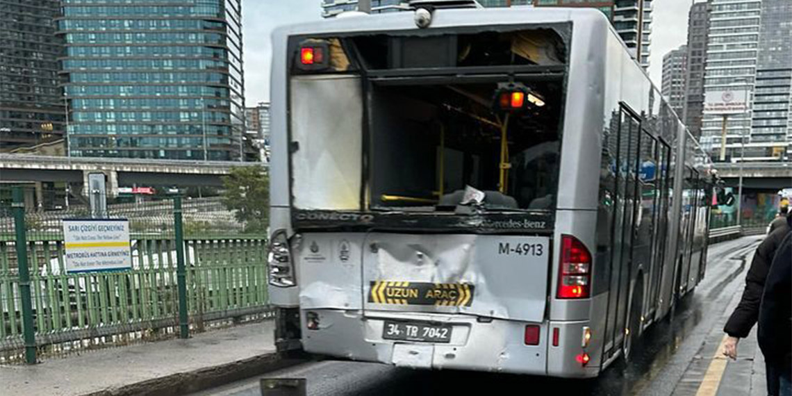 Kadıköy Uzuncaçayır'da metrobüs kaza yaptı. Olay yerine polis ve sağlık ekibi sevk edildi.
