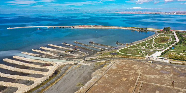 Van Gölü'nden 1 milyon 365 bin metreküp dip çamuru çıkartıldı