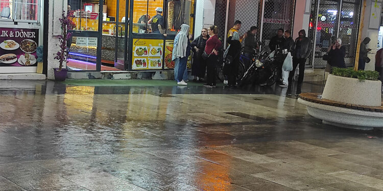 Van'da sağanak yağış