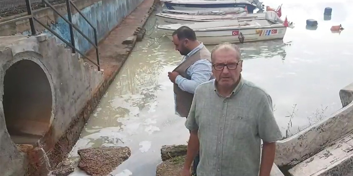 Kocaeli'nin Dilovası ilçesinde yağmur suyu rögarına kimyasal madde boşaltıldığı iddiası ile ilgili inceleme başlatılıp, bölgeden numune alındı.