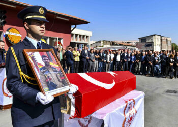 Yangında dumandan etkilenen itfaiye erlerinden biri daha hayatını kaybetti