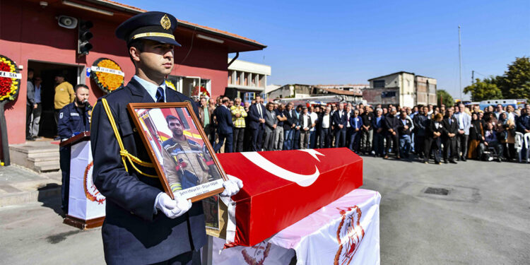 Yangında dumandan etkilenen itfaiye erlerinden biri daha hayatını kaybetti