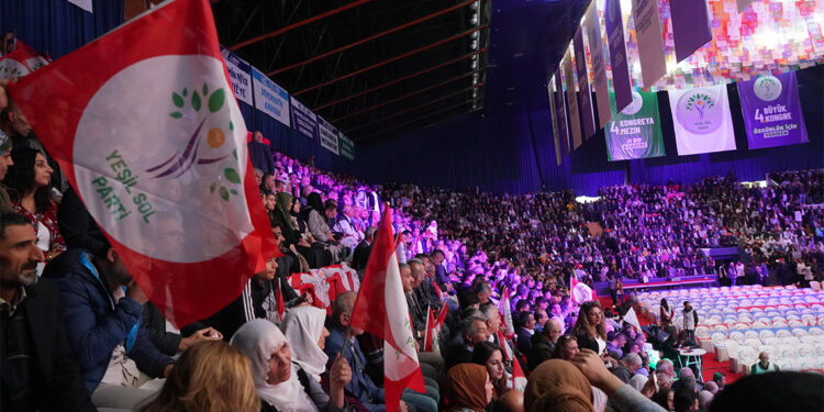 YSP'nin Olağanüstü Kongresi'nde PKK elebaşının posteri açıldı