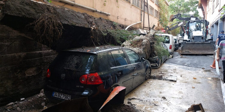 Zeytinburnu'nda istinat duvarı çöktü