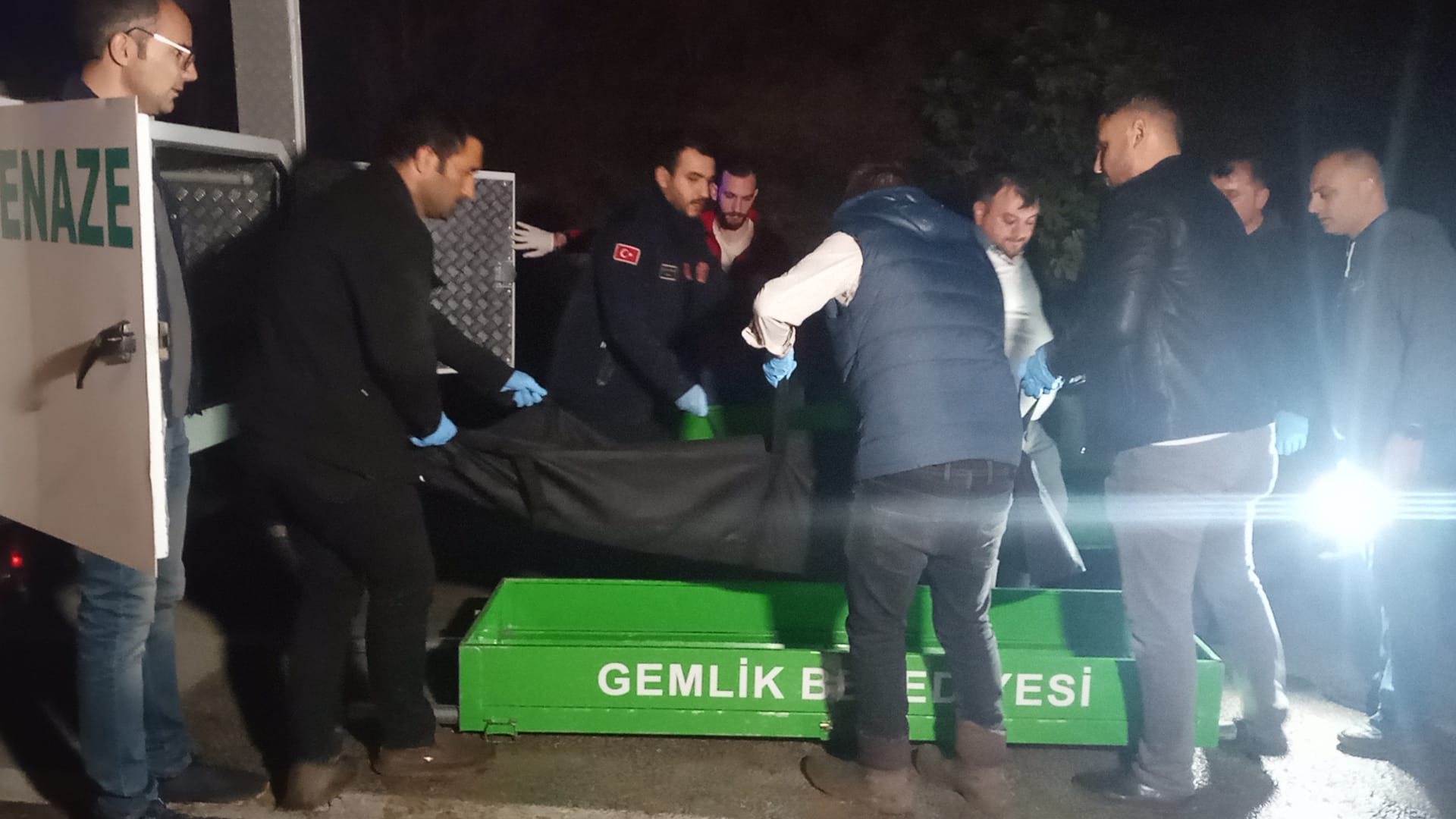 Bursa'nın Gemlik ilçesinde 45 gündür kayıp olarak aranan, dün bir zeytinlikte ağaca asılı cesedi bulunan 2 çocuk annesi Nevrigül Alan'ın (22), 1 yıl önce terk ettiği eşiyle 16 yaşında kaçarak evlendiği belirtildi.