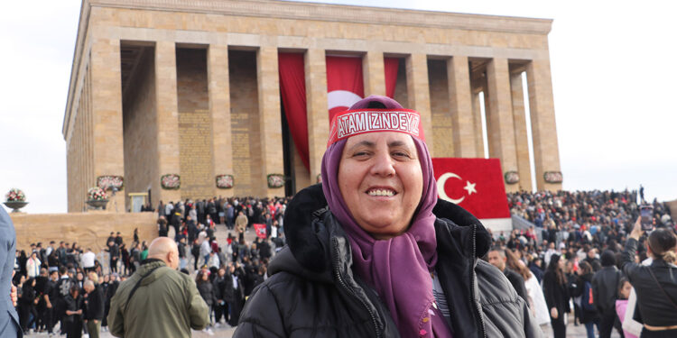 10 Kasım'da vatandaşlar Anıtkabir'e akın etti