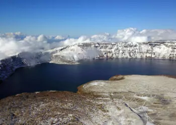 2 bin 250 rakımlı nemrut krater gölü'nde kar güzelliği