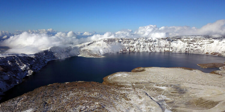 2 bin 250 rakımlı Nemrut Krater Gölü'nde kar güzelliği