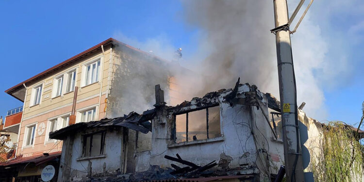 2 katlı metruk binada yangın