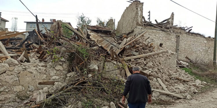 3 katlı ahşap evde çıkan yangında öldü