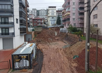 6 katlı apartmanın istinat duvarı sağanakta çöktü