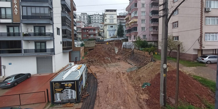 6 katlı apartmanın istinat duvarı sağanakta çöktü