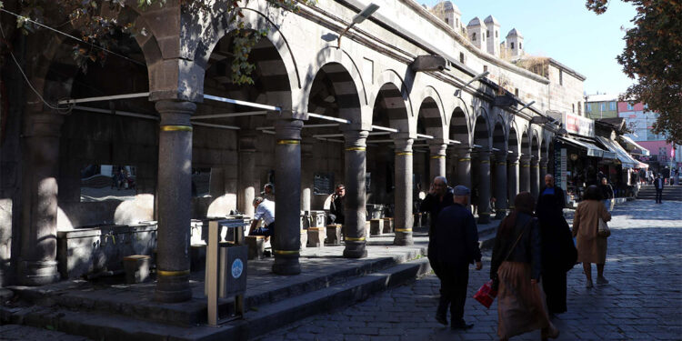 900 yıllık medresenin kalıntılarının üzerine tuvalet yapılmış