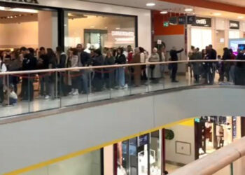 AVM'lerde 'Şahane Cuma' kuyruğu
