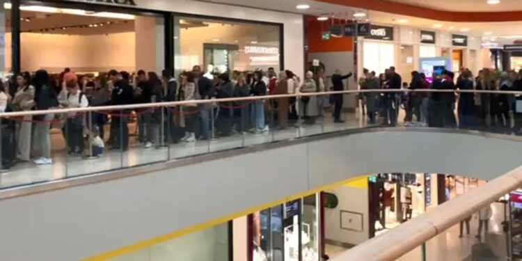 AVM'lerde 'Şahane Cuma' kuyruğu