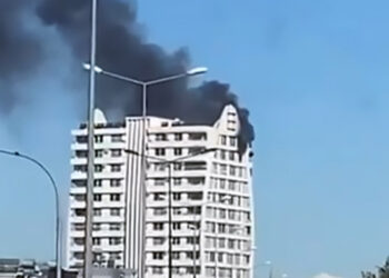 Adana'da 14 katlı apartmanda yangın