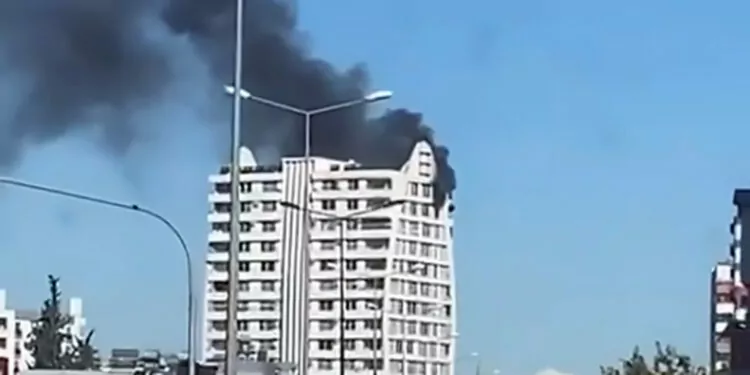 Adana'da 14 katlı apartmanda yangın