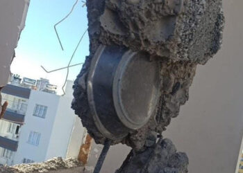 Ağır hasarlı İnci Apartmanı’nın betonundan tabak çıktı