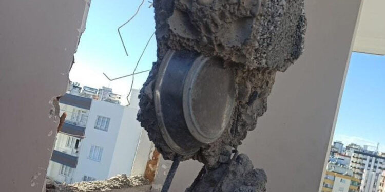 Ağır hasarlı İnci Apartmanı’nın betonundan tabak çıktı