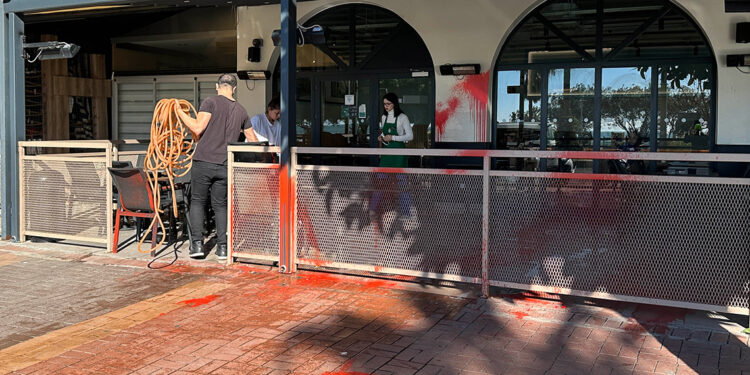 Alanya'da 5 iş yerine kırmızı boyalı saldırı 