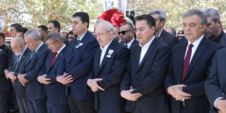 Ali Babacan'ın babası son yolculuğuna uğurlandı