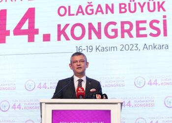 Anayasa yürüyüşüne çelme takan Türkiye'ye çelme takar