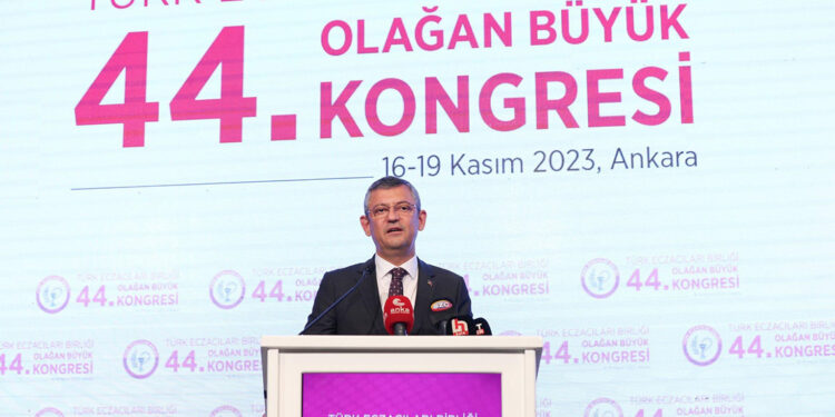 Anayasa yürüyüşüne çelme takan Türkiye'ye çelme takar