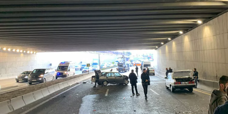 Ankara'da 14 araçlı zincirleme kaza: 7 yaralı