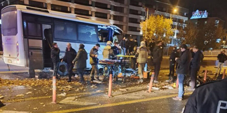 Ankara'da 3 aracın karıştığı zincirleme kaza: 1 ölü, 22 yaralı