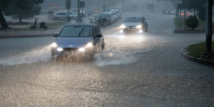 Antalya'da fırtınada tekne battı, uçaklar inemedi