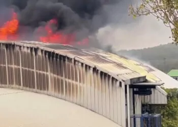 Arnavutköy'de fabrikada yangın