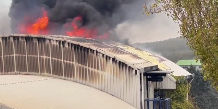 Arnavutköy'de fabrikada yangın
