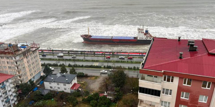 Artvin'de fırtına; kuru yük gemisi karaya oturdu