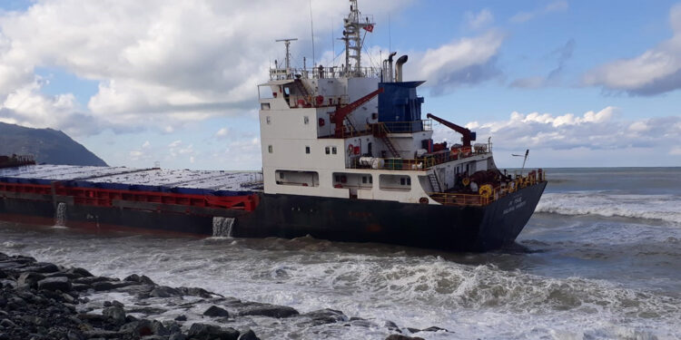 Artvin'de karaya oturan gemi için uzman ekip bekleniyor