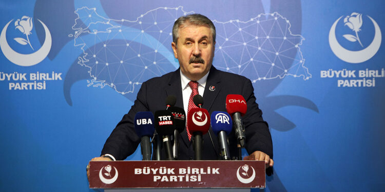 Asgari ücrette en az yüzde 10 refah payı da verilmeli