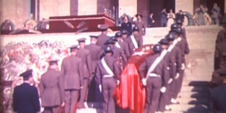 Atatürk'ün naaşının Anıtkabir'e nakli renkli görüntülerde